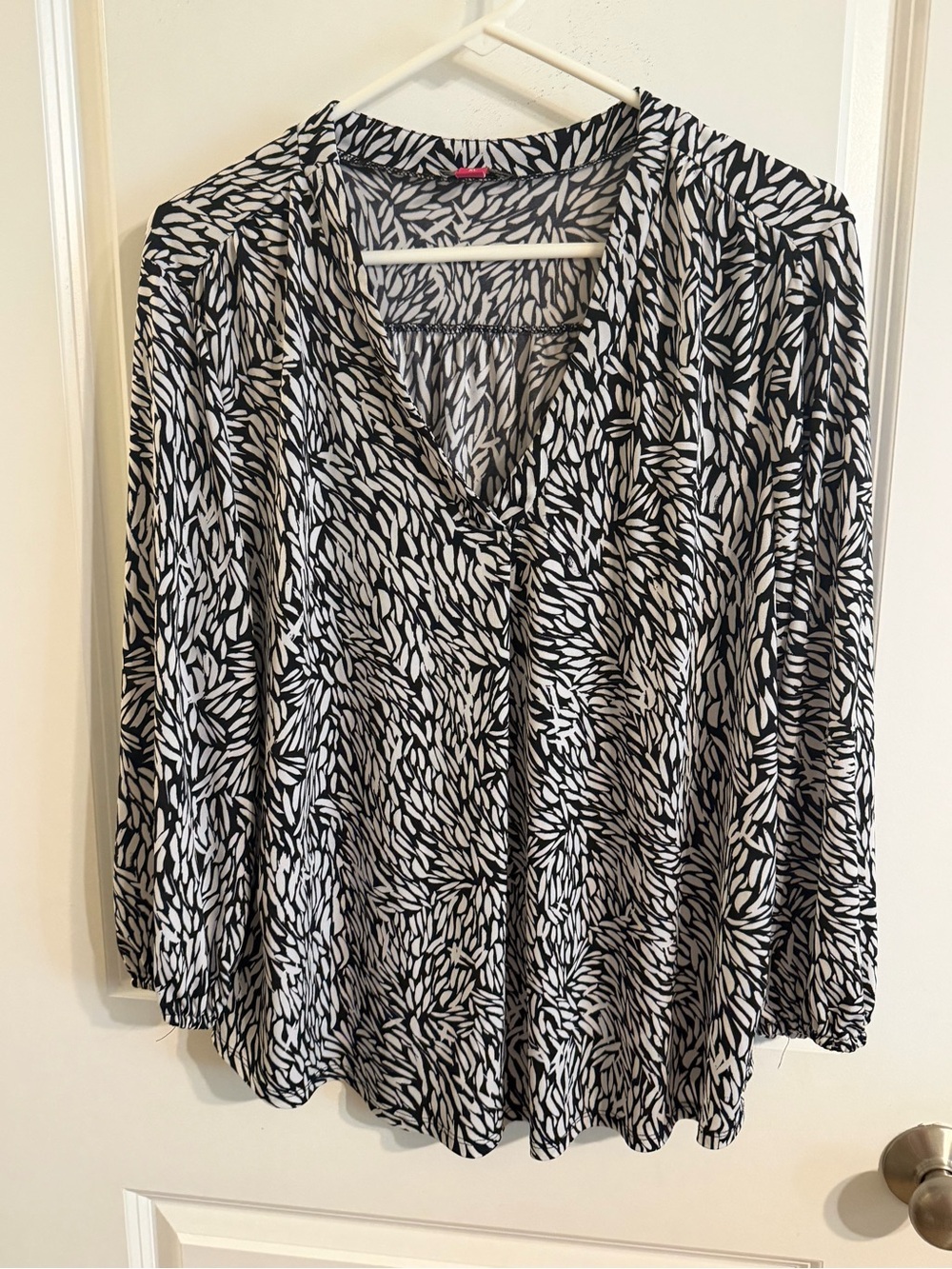 Vince Camuto Black & White Printed V-Neck Blouse